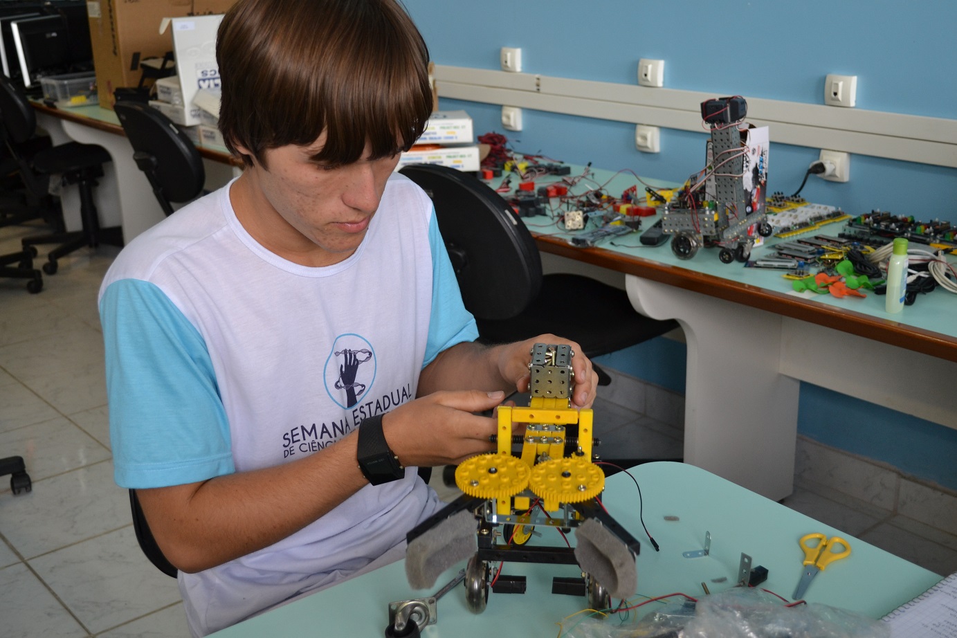 Kaio Littike montando um robô com peças do kit da Modelix