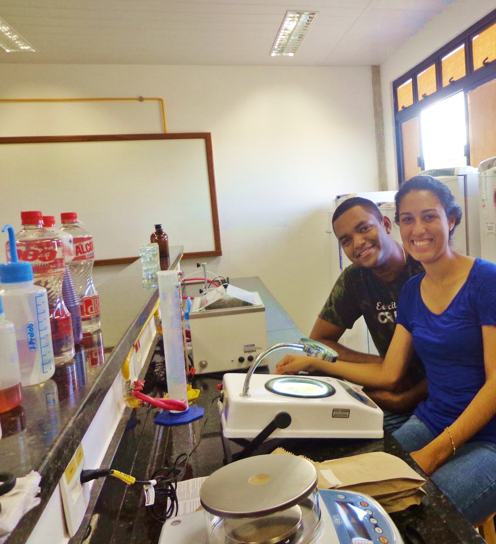 2 IC na graduação  No Laboratório de Microbiologia de Alimentos  CEUNES   UFES (3)-2