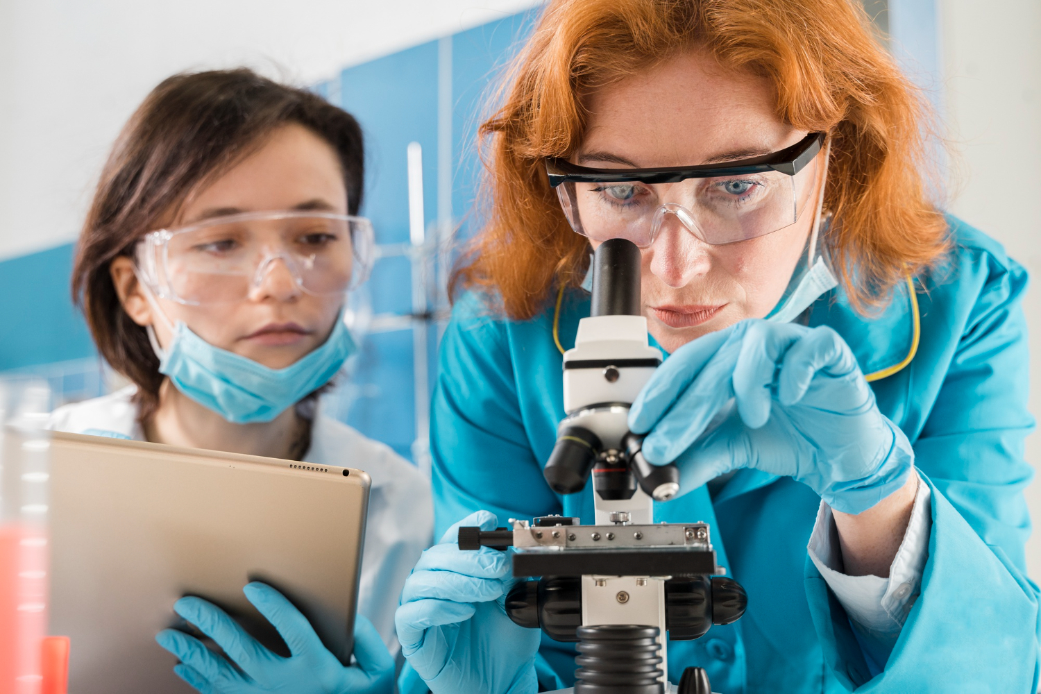 cientistas-olhando-atraves-de-um-microscopio