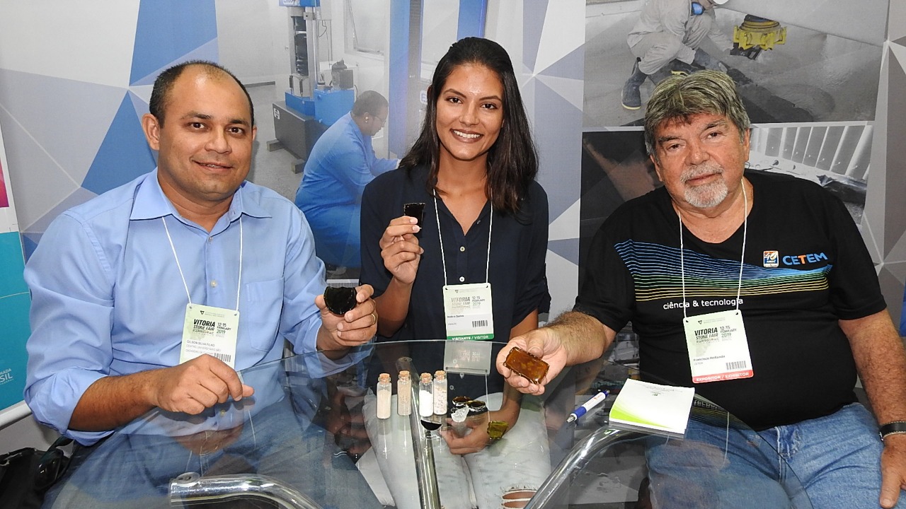 Pesquisador Gilson Silva Filho -  do São Camilo -  Isadora Bastos (ex-orientanda) e Francisco de Hollanda - Foto Fapes