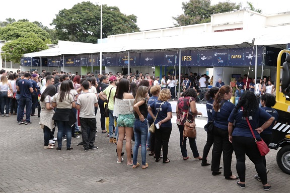 Foto Feira no CEET Vasco Coutinho